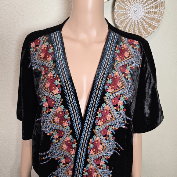 Madeline Sparklestein Embroidered Floral Black Boho Velvet Kimono Top Size M/L - Picture 5 of 15